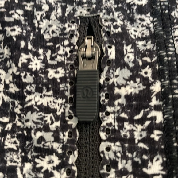 Lululemon Invigorate 7/8 Leggings Size 6 - Picture 5 of 9